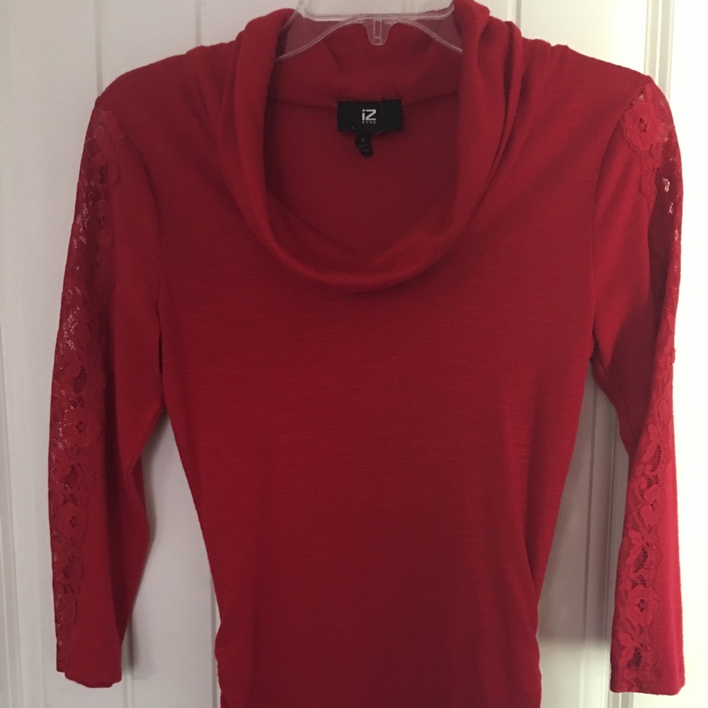 IZ Byer lace cut out sleeve